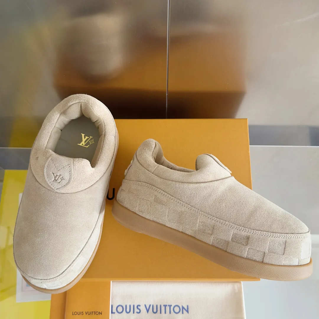 [L Family x Ingo joint model] Top P: 820💰 ▪️Size: Women's 35-40 (customized at 41.42 for women). Men's 39-44 (customized at 38.45.46) LV x Ingo joint model Top version Fatty Forrest Gump shoes Thick sole Couple model Casual sports shoes Original purchase and development Production LV Yeti lace-up shoes from LV Yeti The series combines Japanese "small feet" fashion aesthetics with classic Louis Vuitton elements in avant-garde strokes, subtly paying tribute to the traditional Japanese culture of taking off shoes when entering the house. The suede cow leather is partially embossed with Nigo's reinterpreted Damier pattern, and the comfortable casual shoe configuration highlights street style. Exquisite packaging at the delivery counter🛍📦 ▪️Fabric: Original imported first-layer cowhide ▪️Inner lining: Original custom-made breathable mesh ▪️Sole: Original molded non-slip TPU material ▪️Sole thickness: 5CM